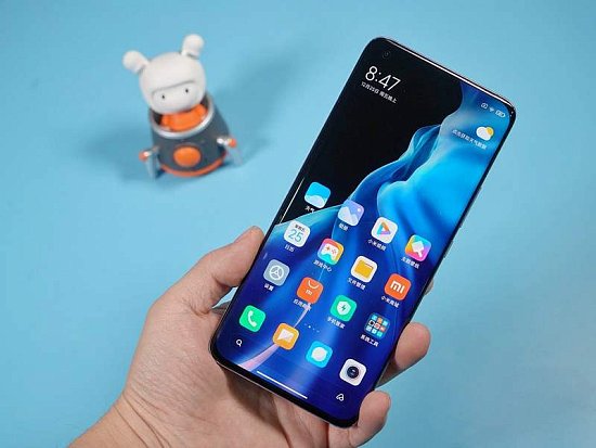 Самый компактный флагман Xiaomi ожидается в декабре