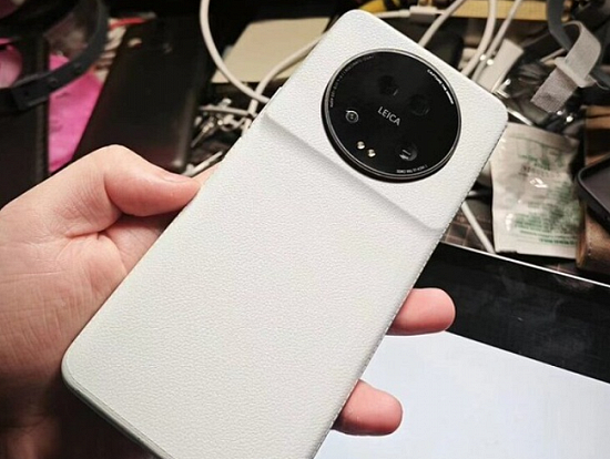 Xiaomi 13 Ultra показали в руках