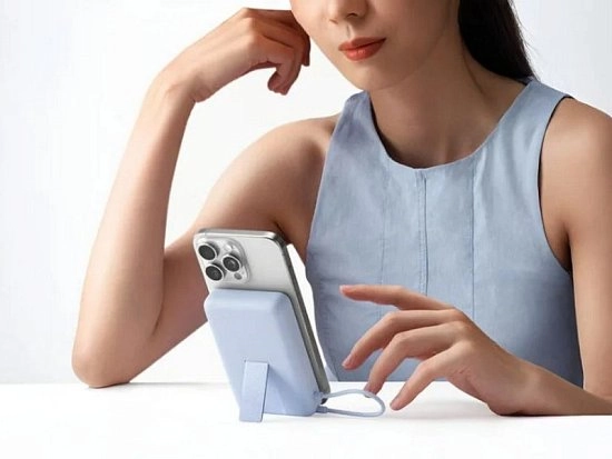 Xiaomi выпустила компактный пауэрбанк с подставкой и MagSafe за $24