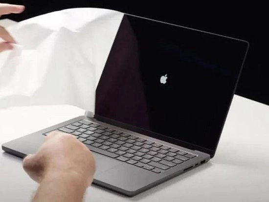 Apple готовит MacBook Pro с OLED-экранами и Dynamic Island